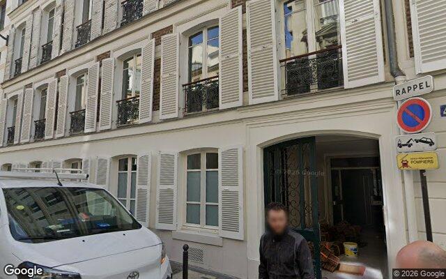 Façade : 4 rue Laferrière, Paris
