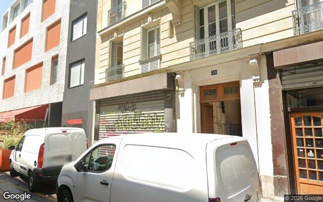Façade : 30 rue Myrha, Paris